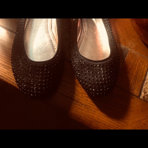 INDY BRAND RASH BLACK SATIN STUDDED FLATS - Picture 2 of 4